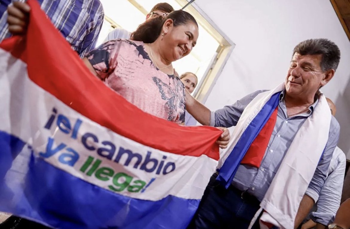 Doña Teodolina junto a Efraín Alegre. (Gentileza@saritaseux)