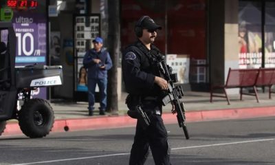 Un policía de Monterey Park tras un tiroteo masivo en un estudio de danza en Monterey Park, California, EE.UU. EFE/EPA/DAVID SWANSON.