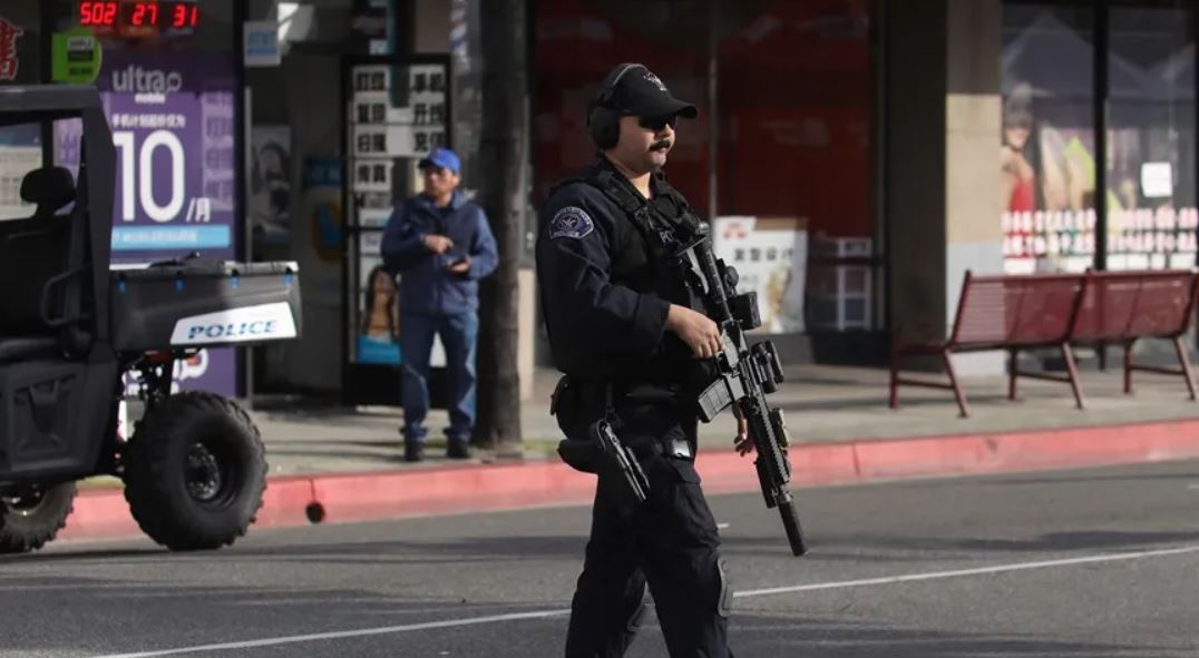 Un policía de Monterey Park tras un tiroteo masivo en un estudio de danza en Monterey Park, California, EE.UU. EFE/EPA/DAVID SWANSON.