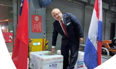 Embajador paraguayo en Taiwán, Carlos José Fleitas, recibe el primer cargamento de carne porcina en la isla asiática. Foto: Rediex