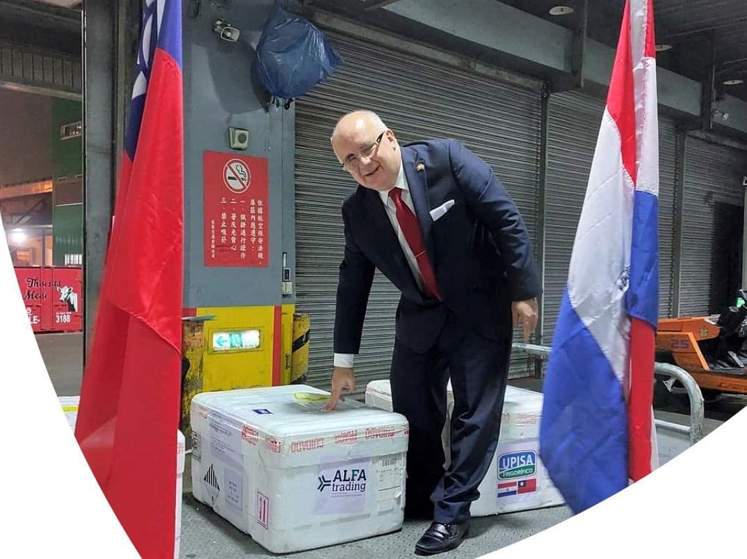 Embajador paraguayo en Taiwán, Carlos José Fleitas, recibe el primer cargamento de carne porcina en la isla asiática. Foto: Rediex