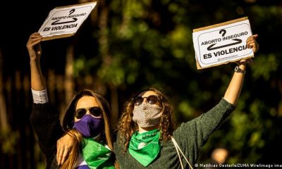 Mujeres protestan para decir que "el aborto inseguro es violencia", durante una movilización en Barcelona. (Archivo: 22.11.2022). Foto: DW