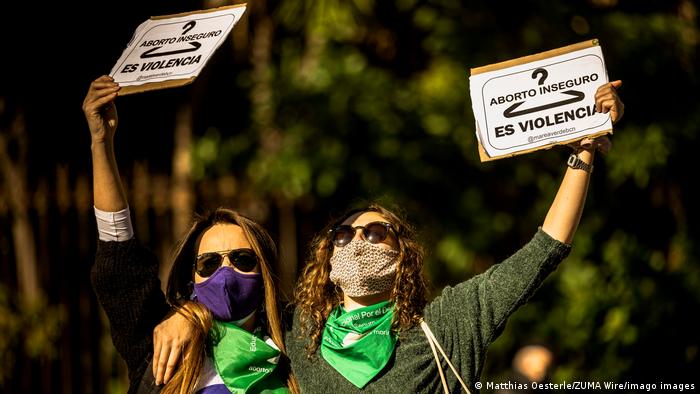 Mujeres protestan para decir que "el aborto inseguro es violencia", durante una movilización en Barcelona. (Archivo: 22.11.2022). Foto: DW