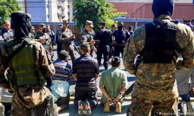 Miembros del ejército salvadoreño vigilan a presuntos pandilleros detenidos en San Salvador. Foto: DW - Archivo