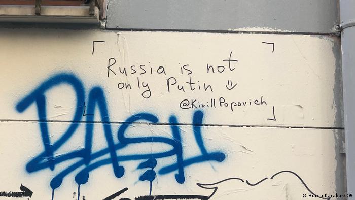 Inscripción en una fachada de Estambul: "Rusia no es solo Putin". Foto: DW.