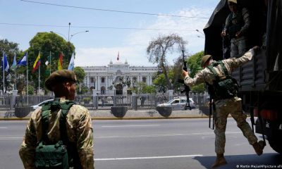 Soldados bajan de un camión frente al Congreso de Lima. Foto: DW