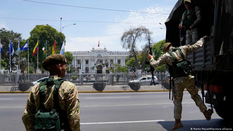 Soldados bajan de un camión frente al Congreso de Lima. Foto: DW