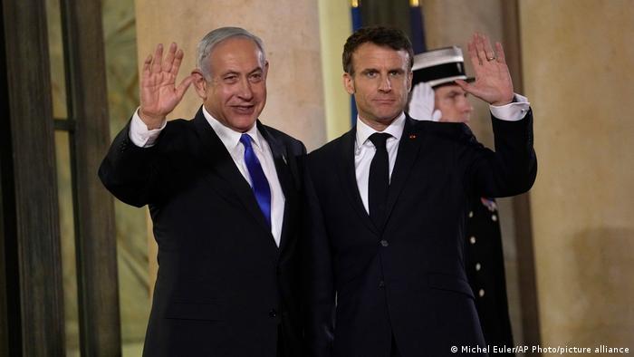 Benjamin Netanyahu junto a Emmanuel Macron. Foto: DW