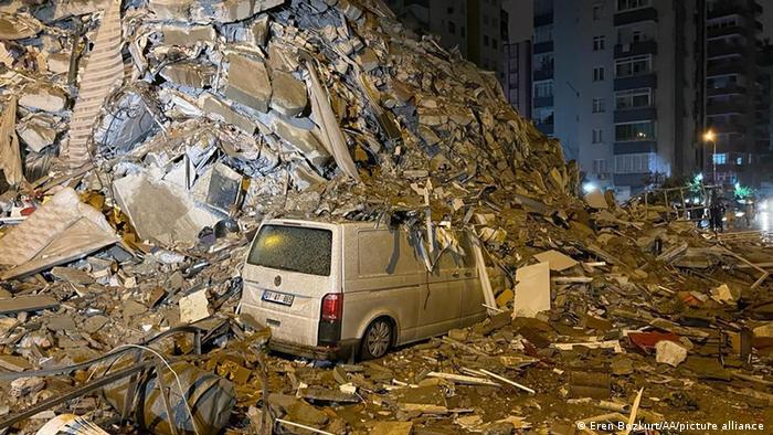 Una montaña de escombros quedó de un edificio destruido durante el terremoto en Adana. Los trabajos de búsqueda y rescate continúan en la zona. Foto: DW