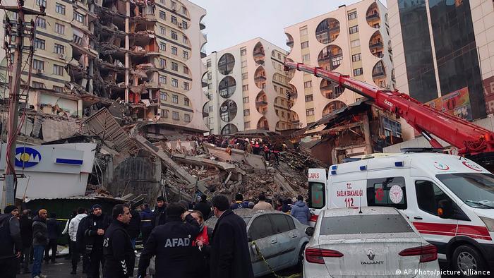 Las labores de búsqueda continúan para lograr rescatar sobrevivientes tras terremoto en Turquia y Siria. Foto: DW