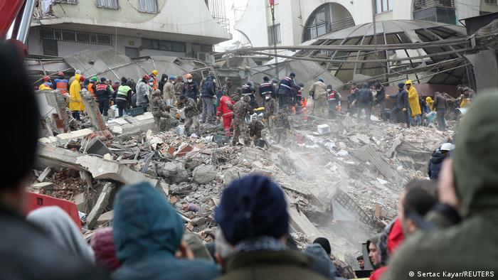 Derrumbe de edificio tras terremoto en Turquía y Siria. Foto: DW