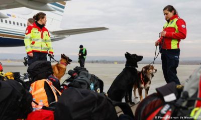 Equipo alemán de Búsqueda y Rescate Internacional (ISAR) con perros llegan a la ciudad de Gaziantep, Turquía este 7 de febrero. Foto: DW