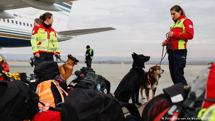 Equipo alemán de Búsqueda y Rescate Internacional (ISAR) con perros llegan a la ciudad de Gaziantep, Turquía este 7 de febrero. Foto: DW