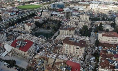 Los terremotos provocaron que varios edificios se derrumbaran dejando a miles de personas atrapadas. Foto: DW
