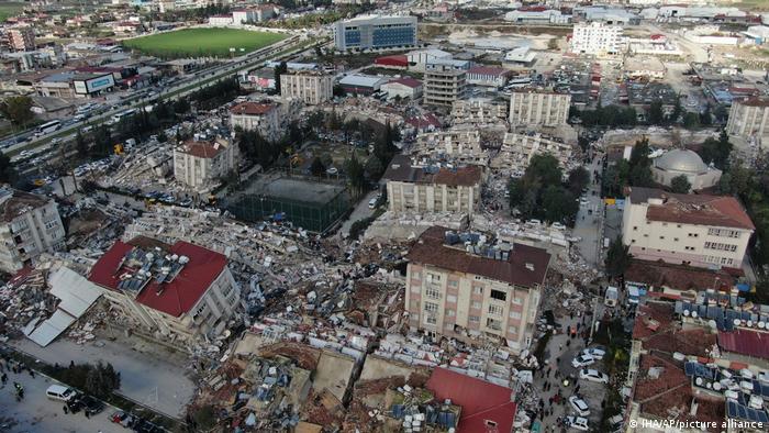 Los terremotos provocaron que varios edificios se derrumbaran dejando a miles de personas atrapadas. Foto: DW
