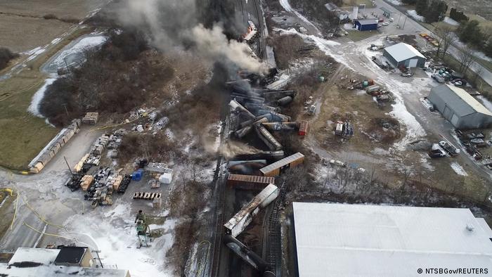 Imágenes captadas por un dron muestran el descarrilamiento de un tren de mercancías en East Palestine, Ohio, Estados Unidos. Foto: DW.