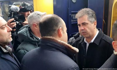 Cohen (derecha en la imagen) es recibido a su llegada a Kiev (16.02.2023) Foto: DW