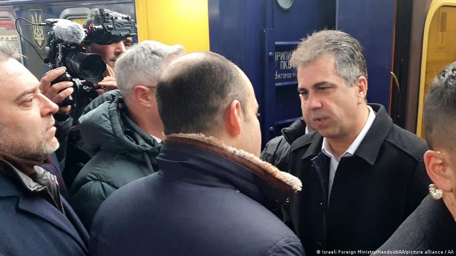 Cohen (derecha en la imagen) es recibido a su llegada a Kiev (16.02.2023) Foto: DW