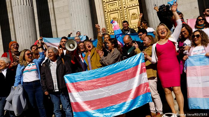 Celebración de la aprobación final de la ley que facilita la identidad como persona transgénero. Foto: DW