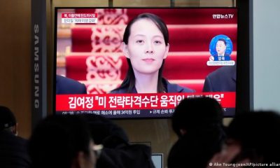 Una pantalla de televisión en la estación de tren de Seúl, muestra una imagen de archivo de Kim Yo Jong, la poderosa hermana del líder norcoreano Kim Jong Un. Foto: DW