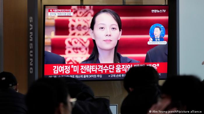 Una pantalla de televisión en la estación de tren de Seúl, muestra una imagen de archivo de Kim Yo Jong, la poderosa hermana del líder norcoreano Kim Jong Un. Foto: DW
