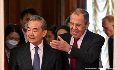 El ministro chino de Exteriores, Wang Yi, y su homólogo ruso, Serguei Lavrov, en Moscú. Foto: DW