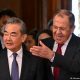 El ministro chino de Exteriores, Wang Yi, y su homólogo ruso, Serguei Lavrov, en Moscú. Foto: DW