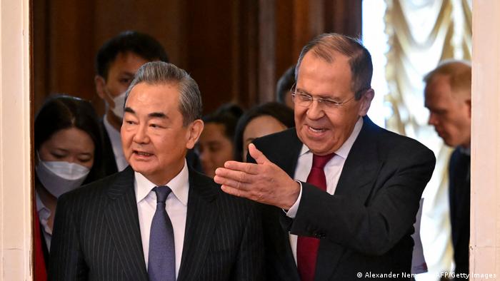 El ministro chino de Exteriores, Wang Yi, y su homólogo ruso, Serguei Lavrov, en Moscú. Foto: DW