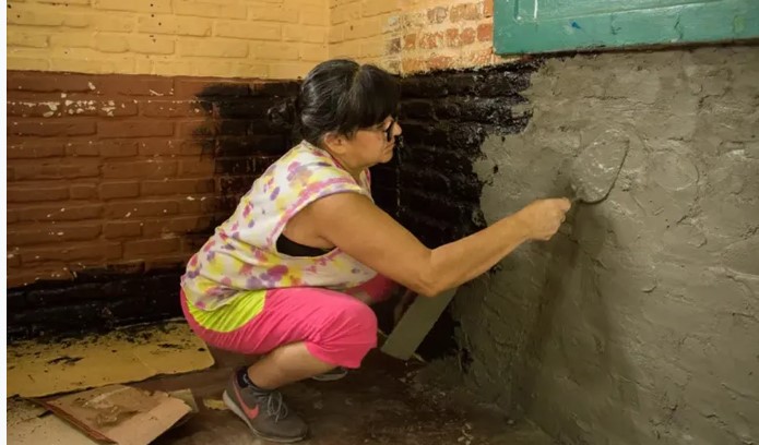 Madres hicieron de albañiles para poner en condiciones el aula de sus hijos. Foto: Oviedo Press.