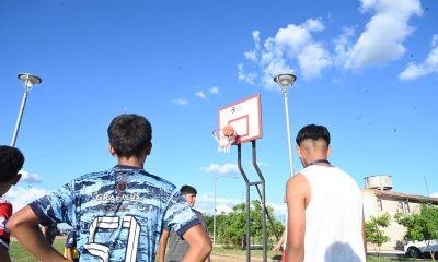 Los niños felices con los aros de baloncesto colocados en el lugar. Foto: Gentileza.