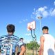 Los niños felices con los aros de baloncesto colocados en el lugar. Foto: Gentileza.