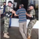 Los militares procedieron con un violento actuar. Foto: Captura