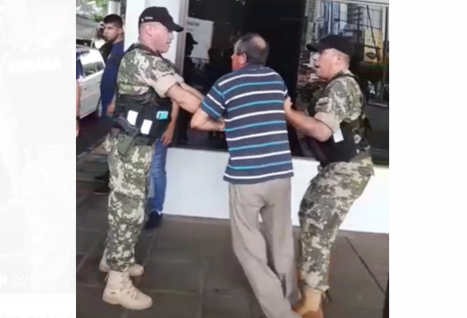 Los militares procedieron con un violento actuar. Foto: Captura