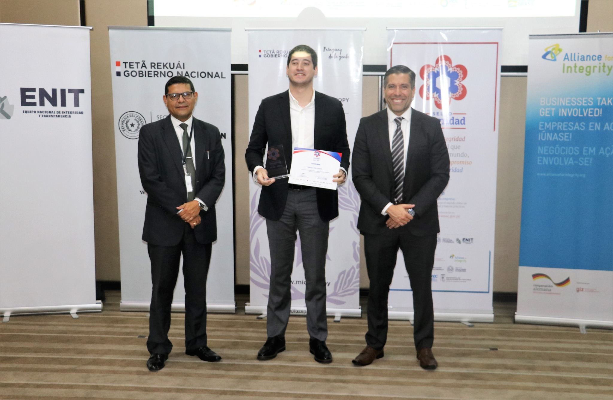 Guillermo Ocampos recibió la certificadión durante un evento. Foto: Gentileza