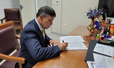 Titular del CM, Oscar Paciello, firmando el acta de cierre de convocatoria. Foto: Gentileza.