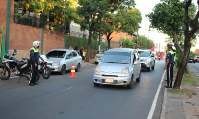 PMT controla el flujo del tránsito frente a los colegios. Foto: PMT