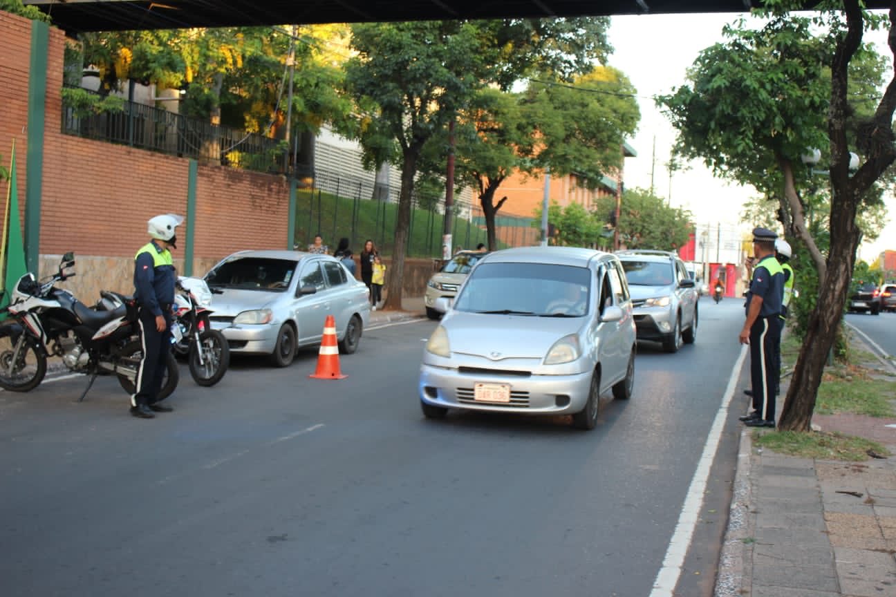 PMT controla el flujo del tránsito frente a los colegios. Foto: PMT