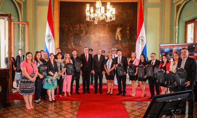 Entrega de notebooks a docentes. Foto: Presidencia