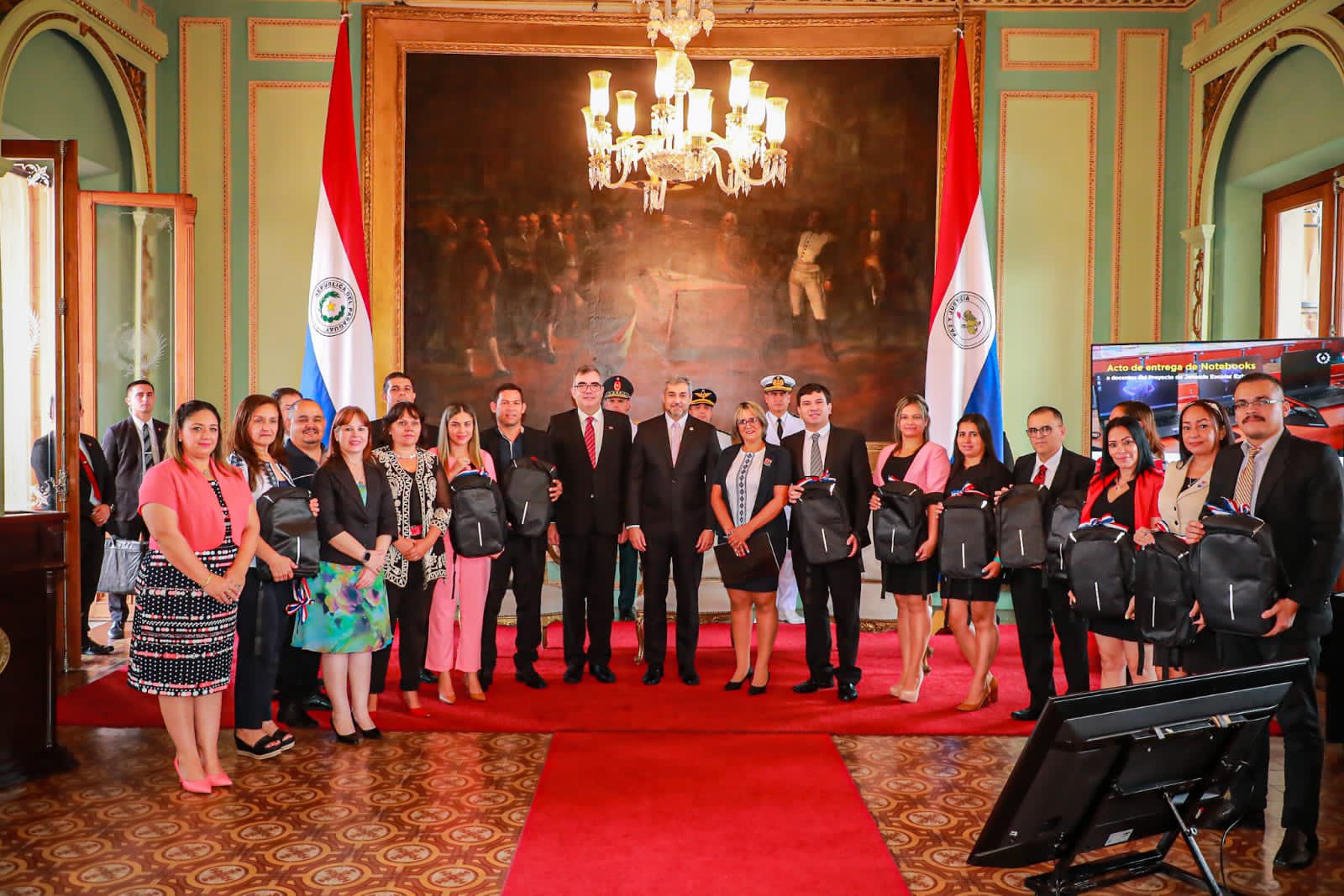 Entrega de notebooks a docentes. Foto: Presidencia