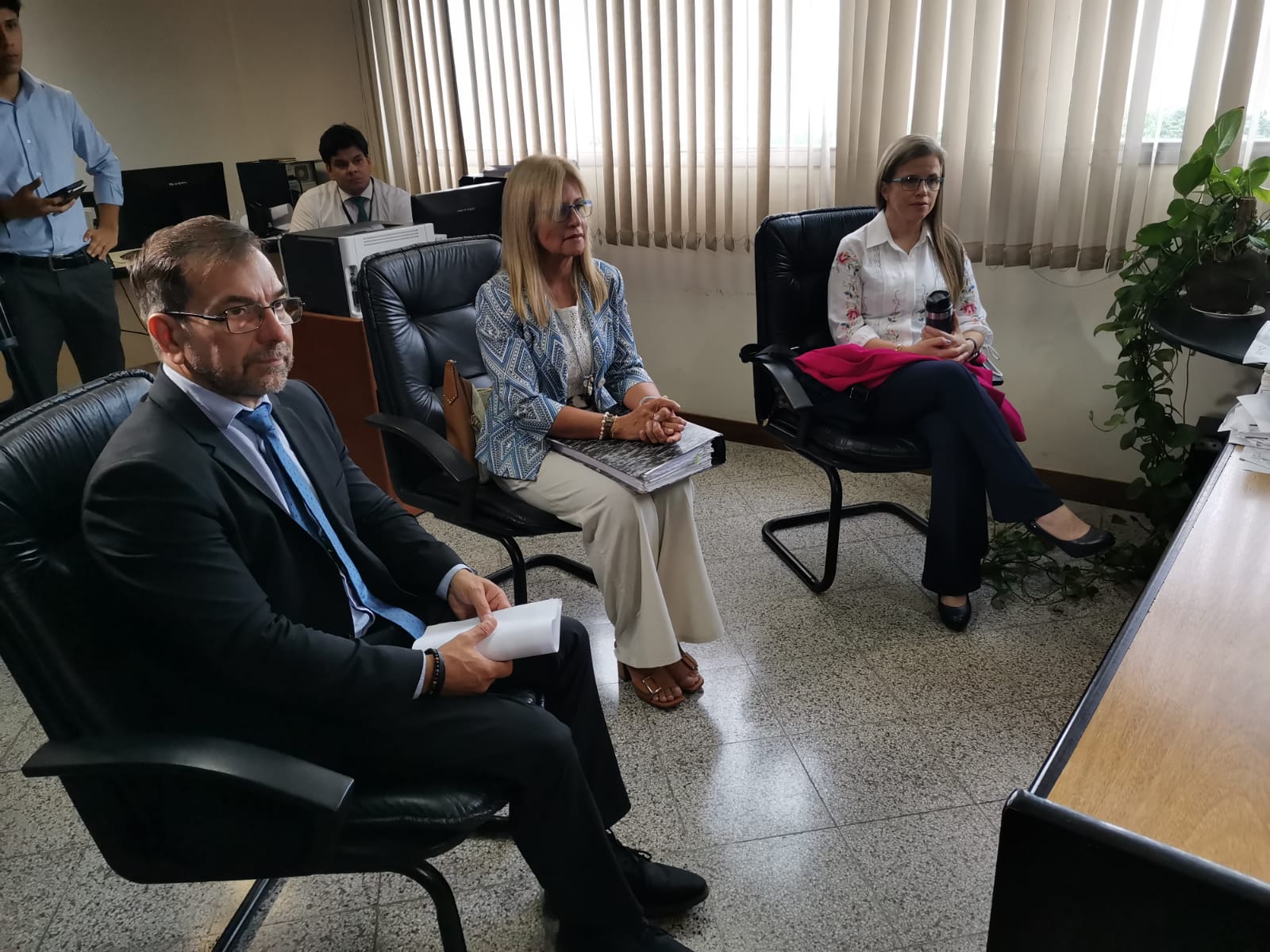 Reunión de las hijas de Oscar Denis con el juez Gustavo Amarilla. Foto: 780 AM.