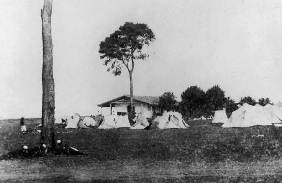 Bate & Cía. "Paso de la Patria. Iglesia, hoy hospital de sangre. Albúmina, 1866". Fototeca del Servicio Oficial de Difusión Radio Eléctrica, Montevideo. Cortesía