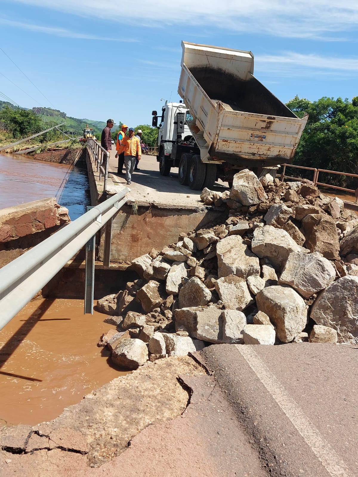 Trabajos para rehabilitación de caminos críticos en Amambay. Foto: MOPC