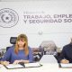 Firman convenio la ministra del Trabajo, Carla Bacigalupo, y el presidente de la empresa Monteverde SA. Foto: MTESS