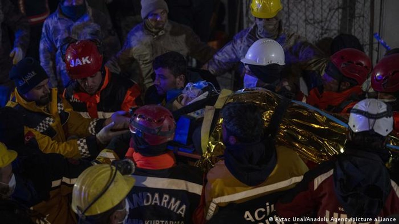 Rescate de una mujer en Hatay, Turquía, tras más de 163 horas bajo los escombros dehjados por el terremoto. Foto: Picture Alliance