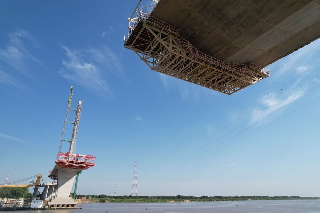 Construcción del puente Héroes del Chaco. Foto: MOPC