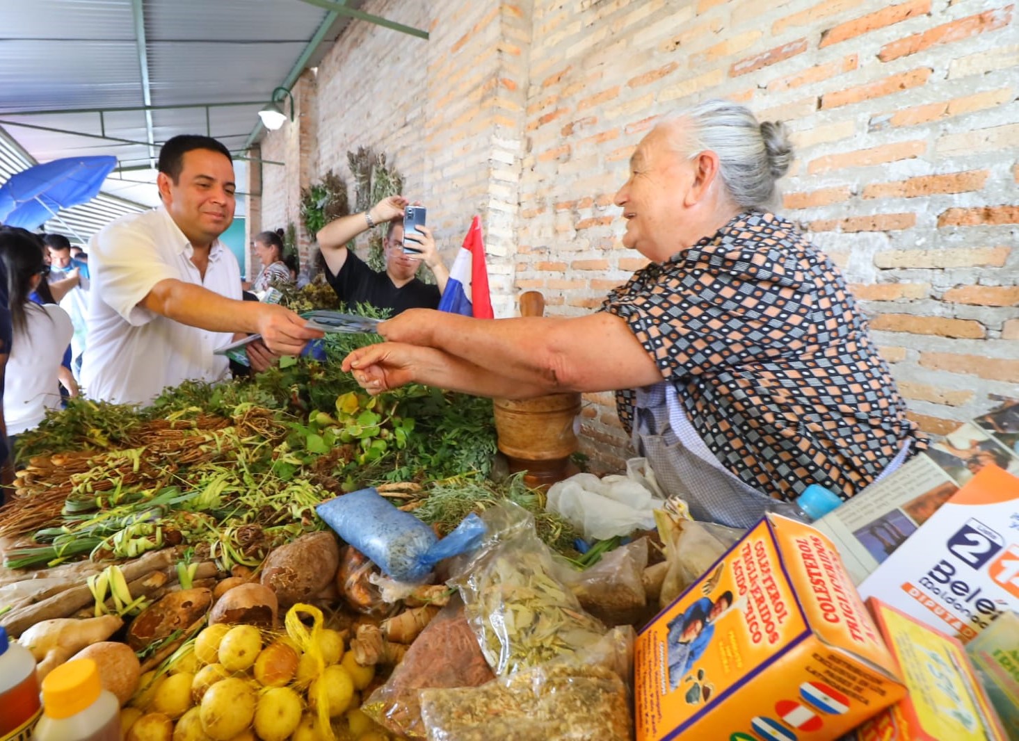 Ricardo Estigarribia en el mercado de Luque. Foto: Gentileza.