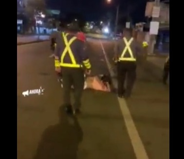 Golpiza a un hombre en la vía pública. Foto: Captura de video