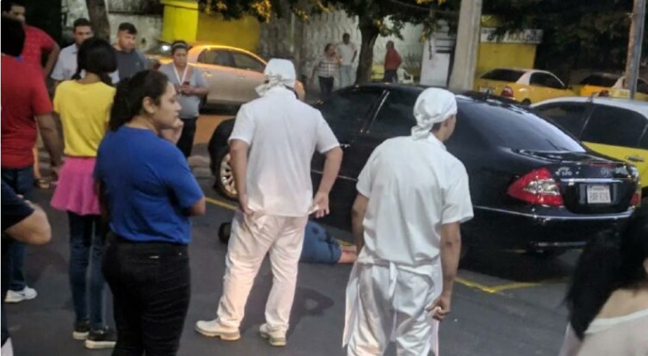 La gente no podía creer lo que sucedió en el estacionamiento de un supermercado. Foto: Gentileza.