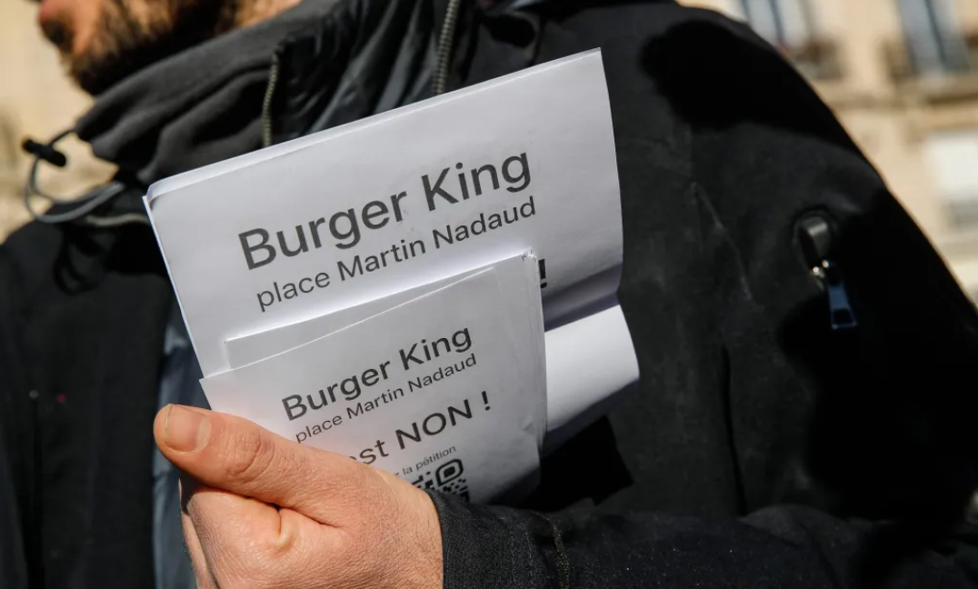 Cuartillas contra la apertura del Burger King en el barrio. El País/Teresa Suárez