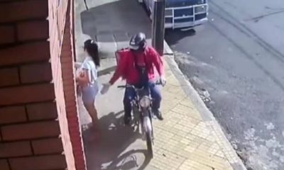 Momento en que el motodelivery manosea a la mujer. Gentileza